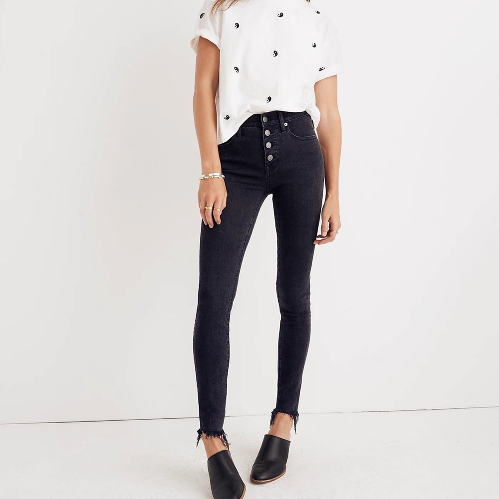 9" Mid-Rise Skinny Jeans in Berkeley Black: Button-Through Edition